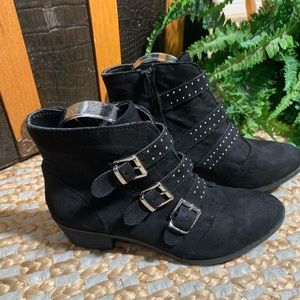 ANA Ann ankle boots billed and studded low heel